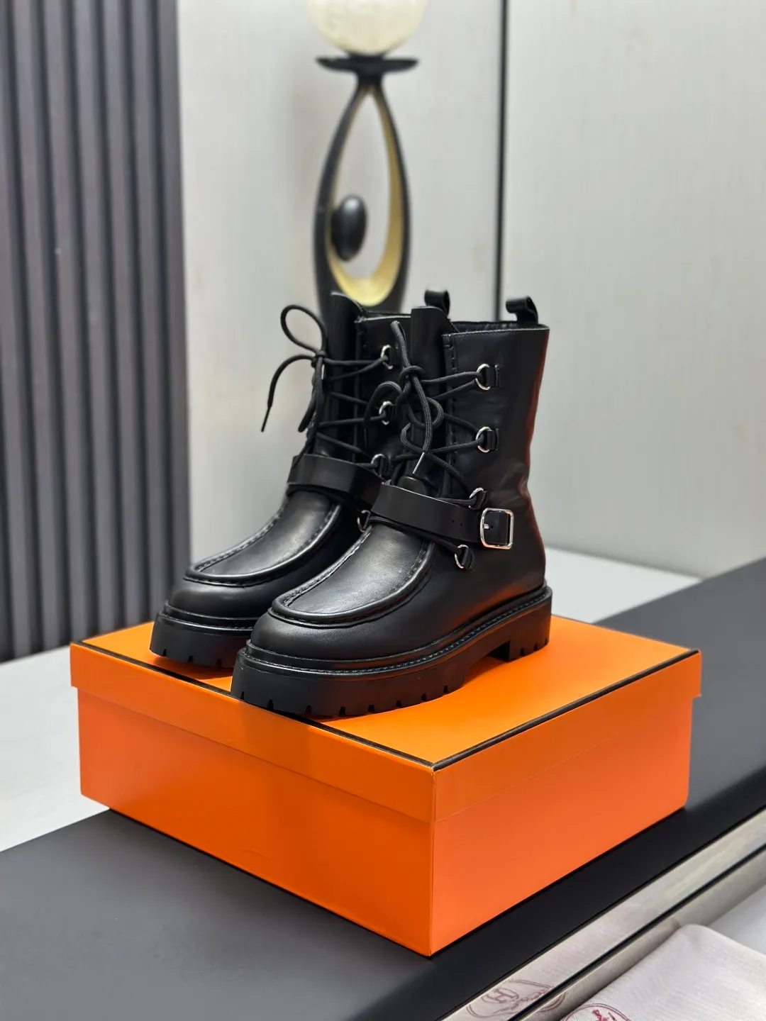 👟👟Ex-factory price 820👟👟 Hermes Martin boots fe new arrival~ Autumn and winter new Bouncing Martin boots casual shoes, the most comfortable shoes from Hermès, no one else⃣️, very light on the feet and good-looking, you will not feel tired when you go shopping and running around👍 The cowhide stitching feels good, very beautiful and versatile, very light and comfortable Hermès GD9321 is perfect for both sports and leisure. It feels great when you step on it! ✔️Fabric: Imported cowhide ✔️Inner lining: Imported silk sheepskin for lining insoles ✔️Outsole: Seamless combination of IP+TPU (multi-color letters) German technology irradiation machine ✔️Size: #35-40 code 🎁Top quality, simultaneous full set of packaging
